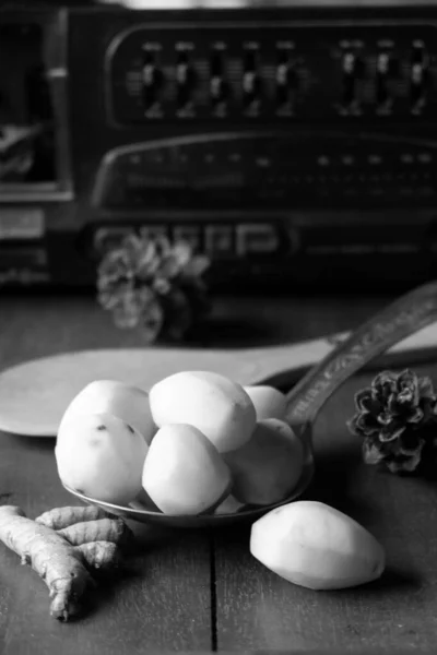 这张照片是在一台旧收音机的背景下 用土豆 白胡椒制成的厨房调味品 — 图库照片