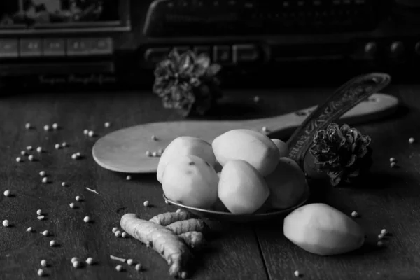 Foto Especiarias Cozinha Forma Batatas Açafrão Pimenta Branca Contra Fundo — Fotografia de Stock