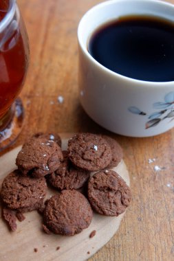 Bir pasta fotoğrafı ve iki bardak da ahşap bir masada içki.