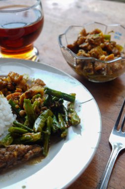 Heavy food photos include rice, peanuts, meat and tea