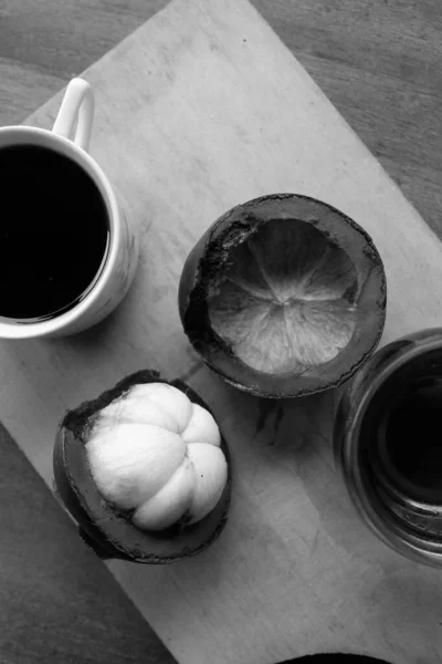 Fotoğraf Elinde Mangosteen Çay Tutan Birinin Fotoğrafı — Stok fotoğraf