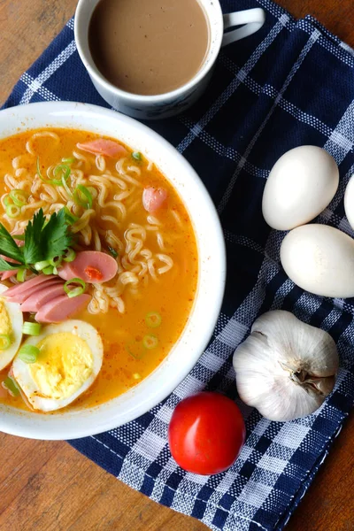 ソーセージや卵 野菜などをトッピングした麺スープの写真 — ストック写真