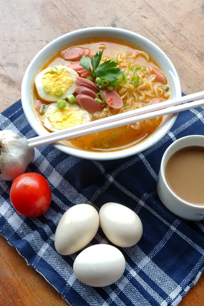 Sosis Yumurta Sebze Gibi Malzemelerle Erişte Çorbası Fotoğrafı — Stok fotoğraf