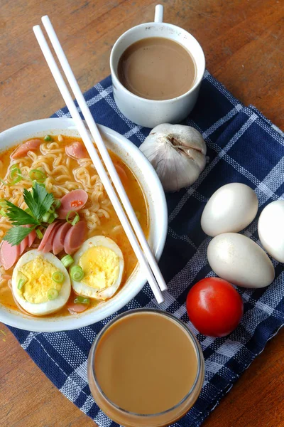 ソーセージや卵 野菜などをトッピングした麺スープの写真 — ストック写真