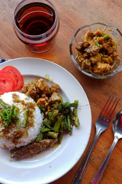 Schwere Lebensmittel Wie Reis Erdnüsse Fleisch Und Tee — Stockfoto