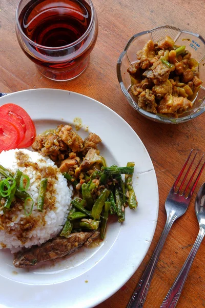 Schwere Lebensmittel Wie Reis Erdnüsse Fleisch Und Tee — Stockfoto
