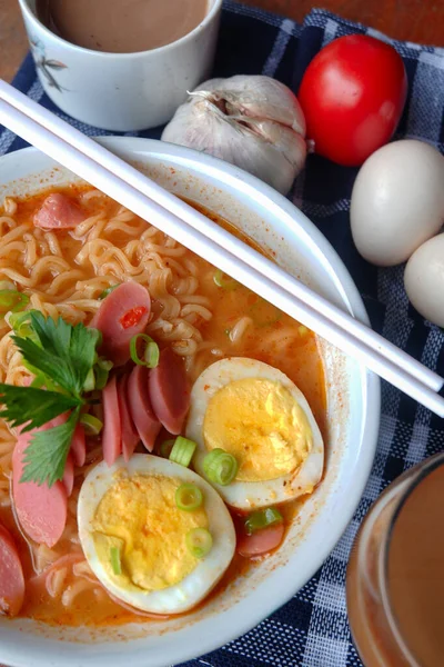 Foto Von Nudelsuppe Mit Belag Wie Würstchen Eiern Und Gemüse — Stockfoto