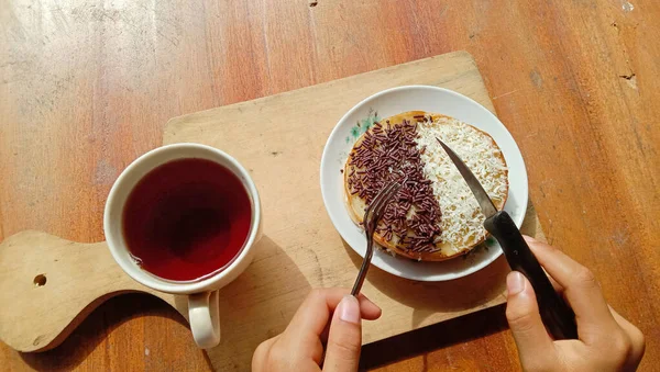Photo Someone Eating Mini Martabak Drinking Cup Tea Wooden Table — ストック写真