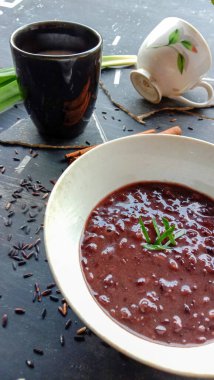 photo of food in the form of black sticky rice with milk