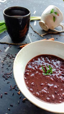 photo of food in the form of black sticky rice with milk