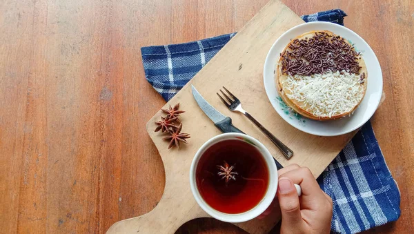 Une Photo Quelqu Mangeant Mini Martabak Buvant Une Tasse Thé — Photo