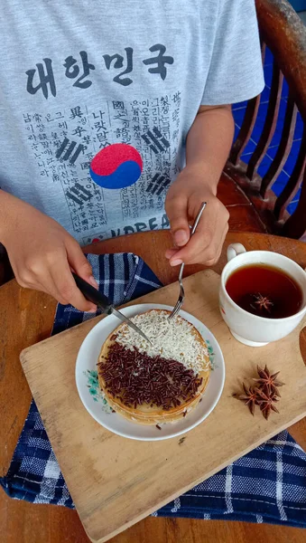 Photo Someone Eating Mini Martabak Drinking Cup Tea Wooden Table — ストック写真