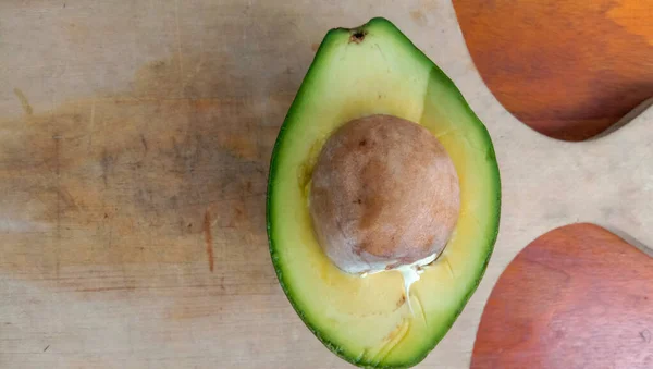 Das Foto Einer Avocado Die Auf Einem Tisch Gespalten Wurde — Stockfoto