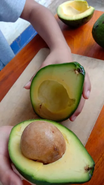 Das Foto Einer Avocado Die Auf Einem Tisch Gespalten Wurde — Stockfoto