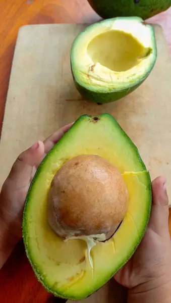 Das Foto Einer Avocado Die Auf Einem Tisch Gespalten Wurde — Stockfoto