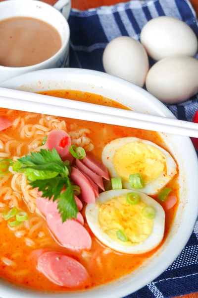 Foto Sopa Fideos Con Ingredientes Como Salchichas Huevos Verduras — Foto de Stock