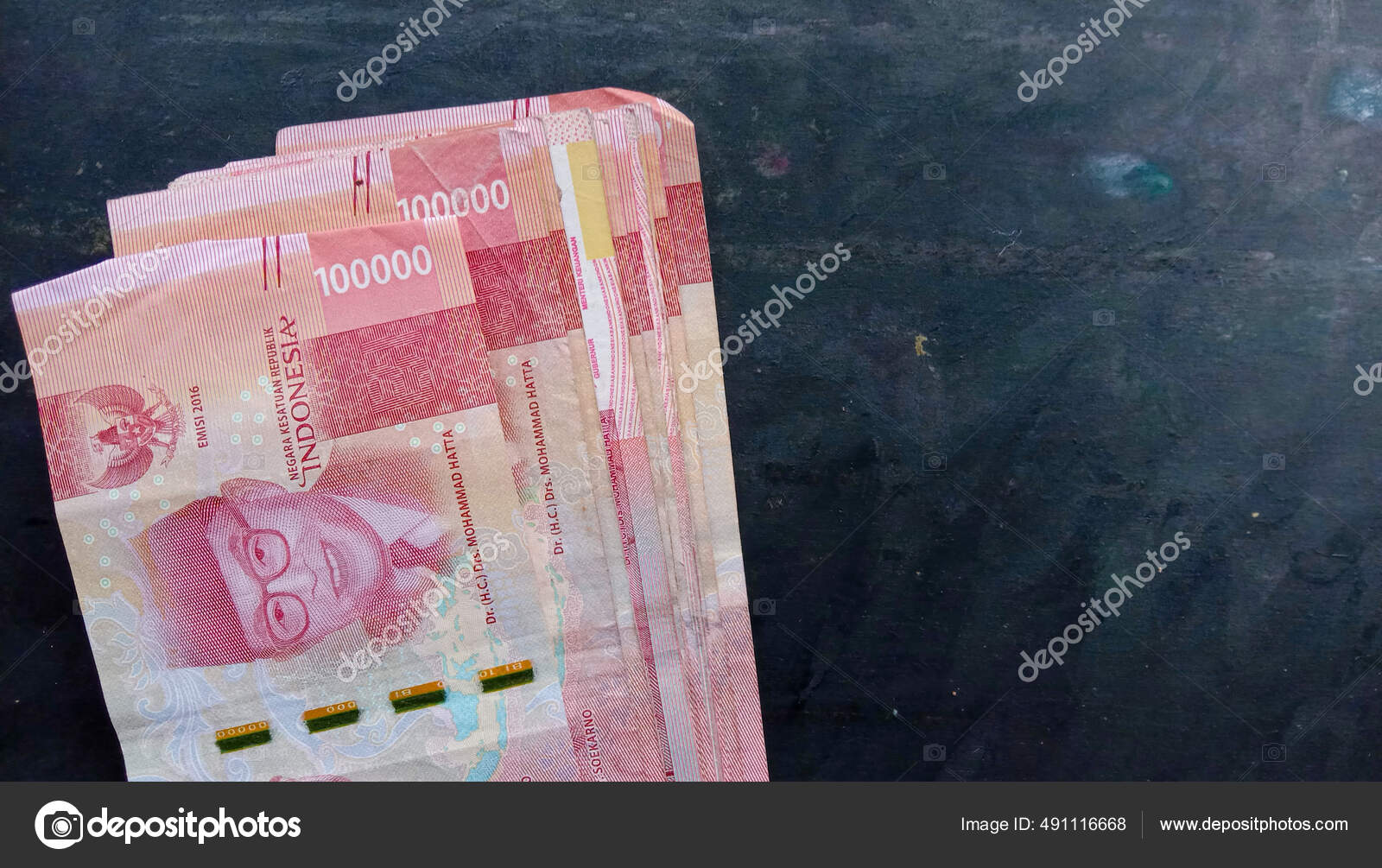 2021年3月23日至23日印度尼西亚国家货币10万卢比—— 库存社论照片© Ayudiafatma #491116668