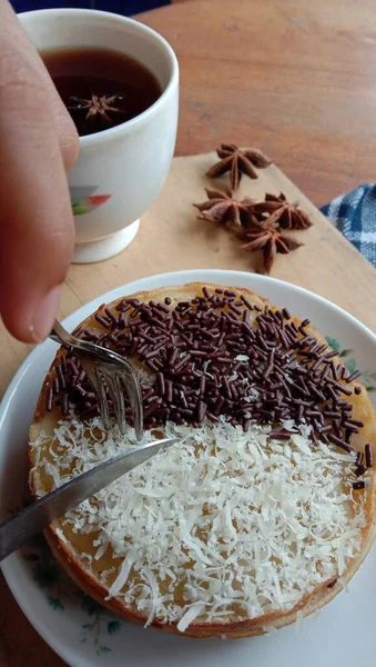 Photo Someone Eating Mini Martabak Drinking Cup Tea Wooden Table — ストック写真