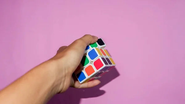 Photo Someone Hand Holding Rubik Pink Background Wonosobo Indonesia — Foto de Stock