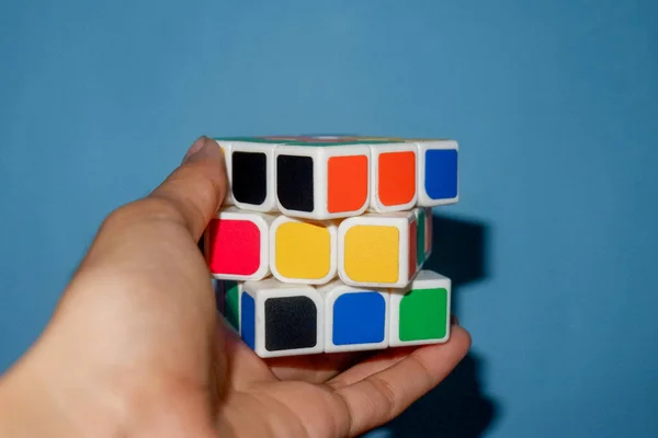 Photo Person Holding Rubik Light Blue Background — Foto de Stock