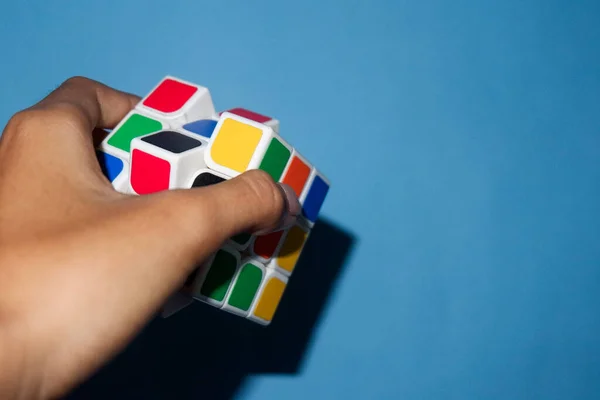 Photo Person Holding Rubik Light Blue Background — Foto de Stock