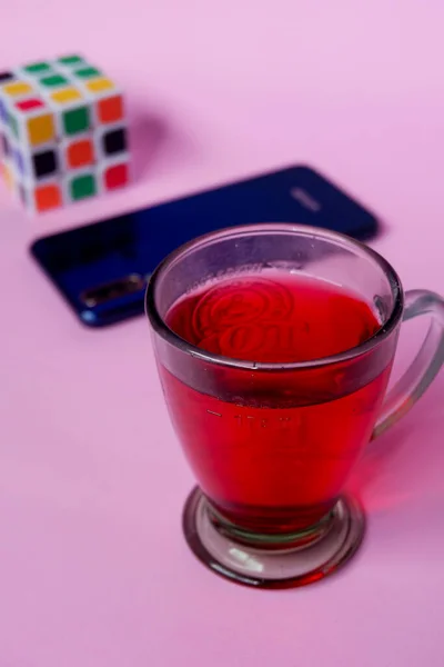 Foto Van Rode Drank Blauwe Smartphone Rubik Een Roze Achtergrond — Stockfoto