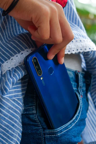 Foto Pequeño Niño Asiático Sosteniendo Teléfono Inteligente Azul Aqua — Foto de Stock
