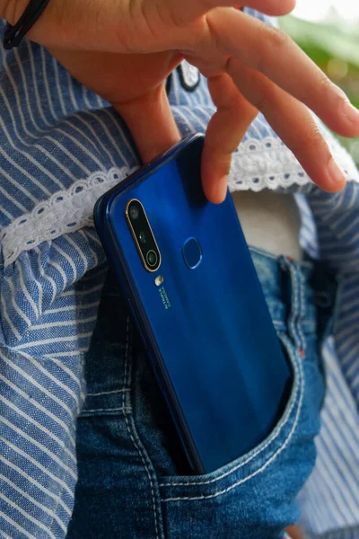 Foto Pequeño Niño Asiático Sosteniendo Teléfono Inteligente Azul Aqua — Foto de Stock