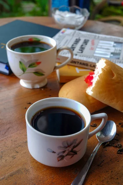 Close Foto Van Iemand Die Thee Drinkt Voortuin Van Zijn — Stockfoto