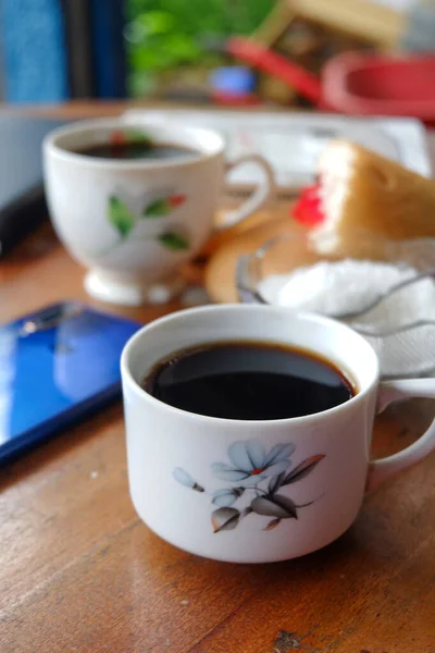 Close Foto Van Iemand Die Thee Drinkt Voortuin Van Zijn — Stockfoto