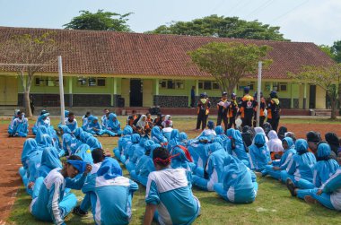 3 Mayıs 2017, Wadaslintang, Wonosobo, Endonezya, Kızıl Haç 'ın çocukları bir etkinlik yapıyorlardı, balonlarla oynuyorlardı ve o anda çok mutlu görünüyorlardı..
