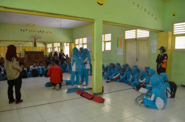 Gençlik Kızılhaç 'ına katılan ve ilk yardımı uygulayan öğrencilerin fotoğrafı