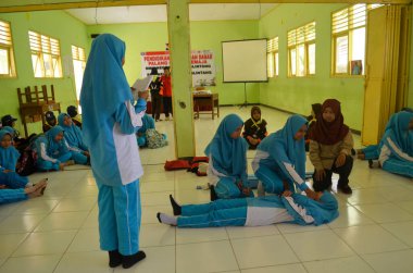 Gençlik Kızılhaç 'ına katılan ve ilk yardımı uygulayan öğrencilerin fotoğrafı