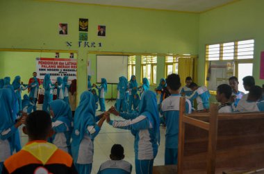 Gençlik Kızılhaç 'ına katılan ve ilk yardımı uygulayan öğrencilerin fotoğrafı