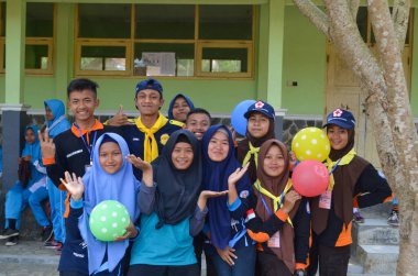 3 Mayıs 2017, Wadaslintang, Wonosobo, Endonezya, Kızıl Haç 'ın çocukları bir etkinlik yapıyorlardı, balonlarla oynuyorlardı ve o anda çok mutlu görünüyorlardı..