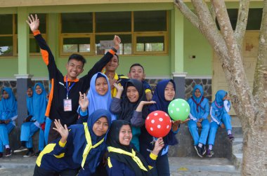 3 Mayıs 2017, Wadaslintang, Wonosobo, Endonezya, Kızıl Haç 'ın çocukları bir etkinlik yapıyorlardı, balonlarla oynuyorlardı ve o anda çok mutlu görünüyorlardı..