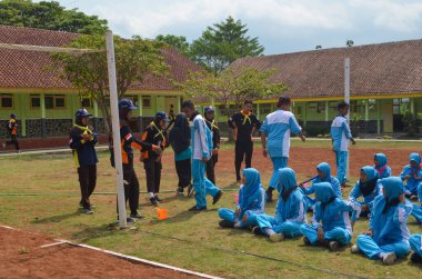 3 Mayıs 2017, Wadaslintang, Wonosobo, Endonezya, Kızıl Haç 'ın çocukları bir etkinlik yapıyorlardı, balonlarla oynuyorlardı ve o anda çok mutlu görünüyorlardı..