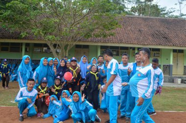 3 Mayıs 2017, Wadaslintang, Wonosobo, Endonezya, Kızıl Haç 'ın çocukları bir etkinlik yapıyorlardı, balonlarla oynuyorlardı ve o anda çok mutlu görünüyorlardı..