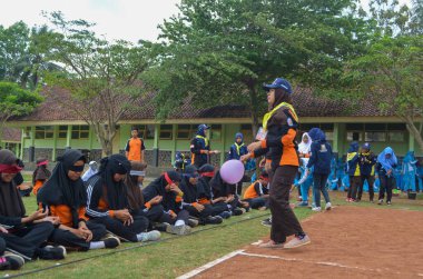 3 Mayıs 2017, Wadaslintang, Wonosobo, Endonezya, Kızıl Haç 'ın çocukları bir etkinlik yapıyorlardı, balonlarla oynuyorlardı ve o anda çok mutlu görünüyorlardı..