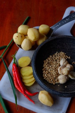 Fotoğraf, acı biber ve patates şeklinde malzemelerin fotoğrafı.