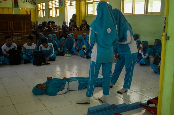 Foto Estudantes Que Ingressam Cruz Vermelha Juvenil Extracurricular Praticam Primeiros — Fotografia de Stock