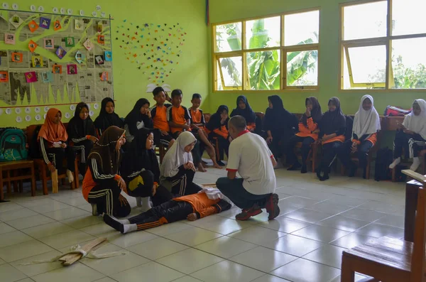 Foto Estudantes Que Ingressam Cruz Vermelha Juvenil Extracurricular Praticam Primeiros — Fotografia de Stock