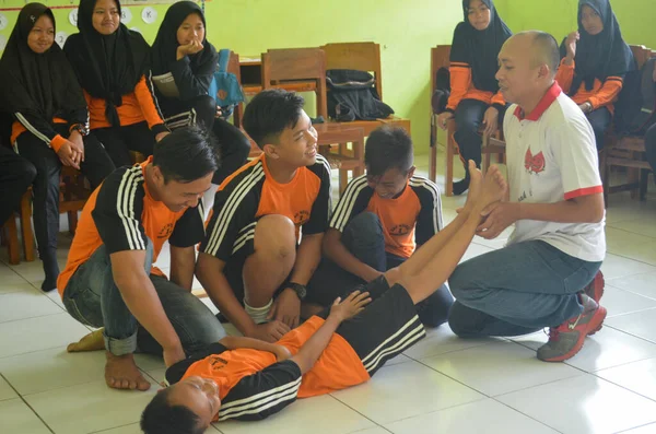 青少年赤十字の課外活動に参加し 応急処置を実践する学生の写真 — ストック写真