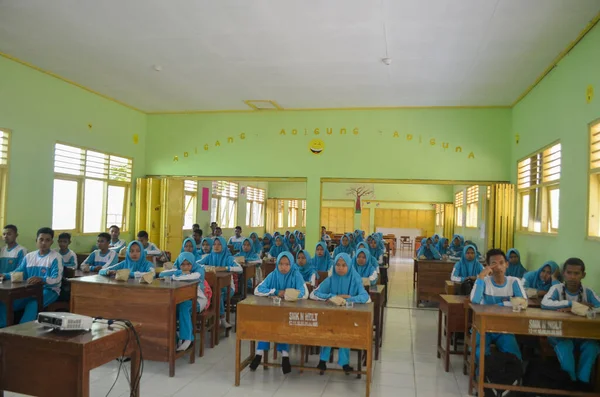 2018 사진의 중학교와 직업적 고등학생 아이들이 식사하는 Wadaslintang Wonosobo Indonesia — 스톡 사진