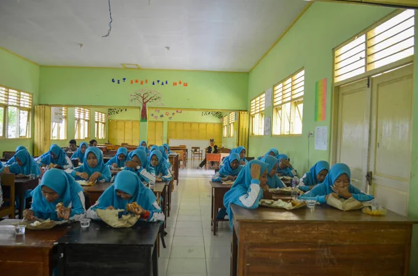 2018年4月15日インドネシア ウォノソボのワダスリンタンで一緒に食べる中学生 高校生の写真 — ストック写真