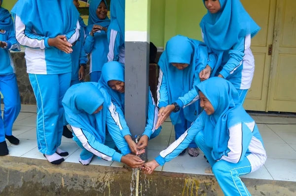 Foto Von Schülern Die Sich Der Schule Die Hände Waschen — Stockfoto
