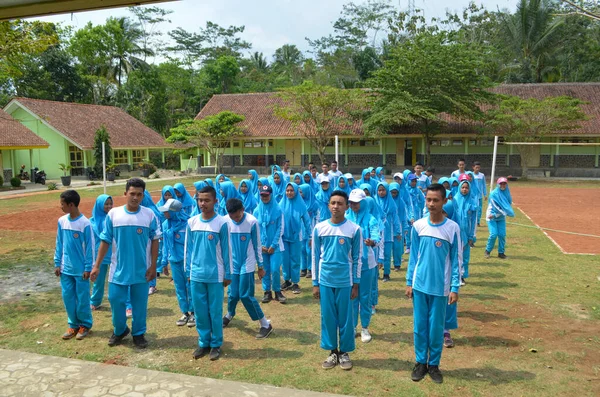 Foto Crianças Ensino Médio Usando Roupas Esportivas Fazendo Esportes — Fotografia de Stock