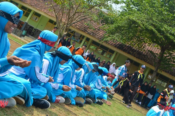 2017年5月3日 Wadaslintang Wonosobo Indonesia Children Red Cross正在进行一项活动 他们在玩气球 当时他们看起来很开心 — 图库照片