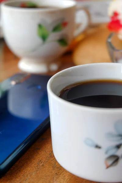 Kahve Çay Renkli Içecekler Ahşap Masadaki Akıllı Telefonların Fotoğrafı — Stok fotoğraf