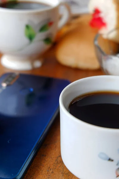 Φωτογραφία Από Ροφήματα Καφέ Τσάι Και Χρωματιστά Ποτά Και Smartphones — Φωτογραφία Αρχείου